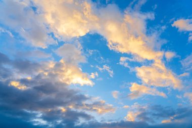 Akşam gökyüzü ve gün batımında renkli bulutlar