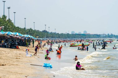 Chonburi, Tayland - 06 Mar. 2021: Bang Saen Sahili çevresindeki atmosfer.