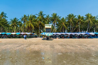Chonburi, Tayland - 06 Mar. 2021: Bang Saen Sahili çevresindeki atmosfer.