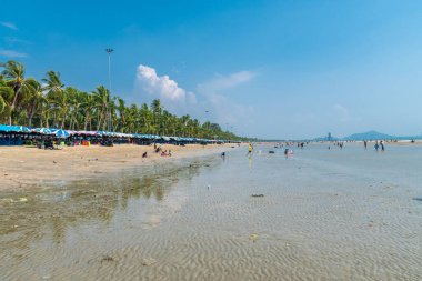 Chonburi, Tayland - 06 Mar. 2021: Bang Saen Sahili çevresindeki atmosfer.