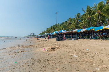 Chonburi, Tayland - 06 Mar. 2021: Bang Saen Sahili çevresindeki atmosfer.