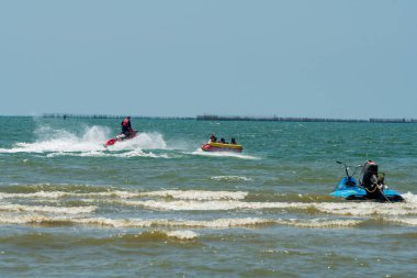 Chonburi, Tayland - 06 Mar. 2021: Bangsaen plajında su oyunları oynayan insanların atmosferi.