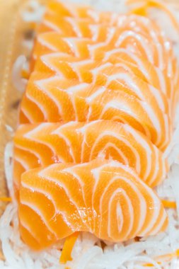 Dilimlenmiş somon balığı dilimlenmiş turpun üzerine konur..