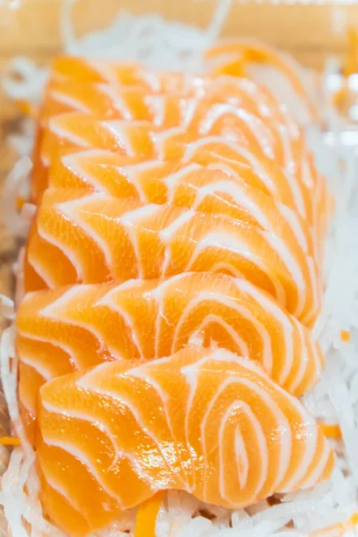 Dilimlenmiş somon balığı dilimlenmiş turpun üzerine konur..