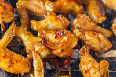 Kızartılmış tavuk budu ve kanat yakın plan.