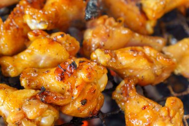 Kızartılmış tavuk budu ve kanat yakın plan.