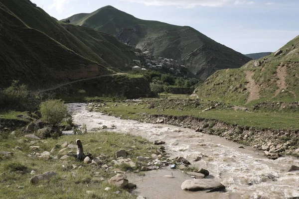 Dağlarda yürüyüş.