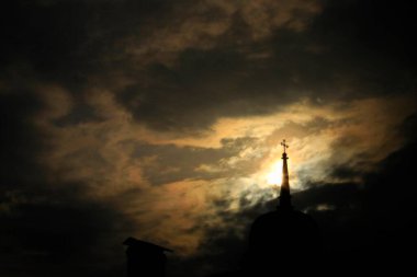 Gökteki bir adamın silueti