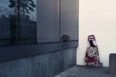 Penceresi olan modern bir binanın dikey görüntüsü.