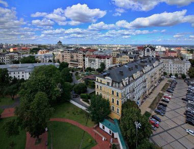 Şehir merkezinin caddelerinde hava manzarası