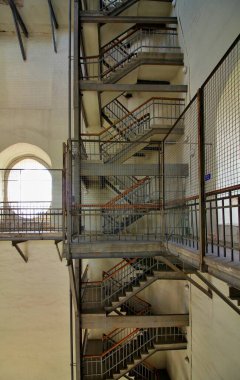 Penceresi olan modern bir binanın içinde.