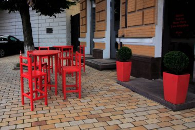 Sandalyeleri ve masaları olan sokak kafesi.