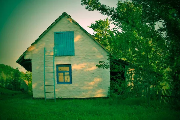 Casa Madeira Velha Bonita Com Grama Amarela Verde — Fotografia de Stock