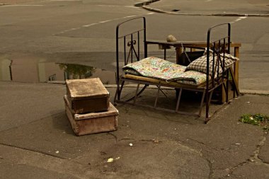 Şehirdeki eski ahşap bank.