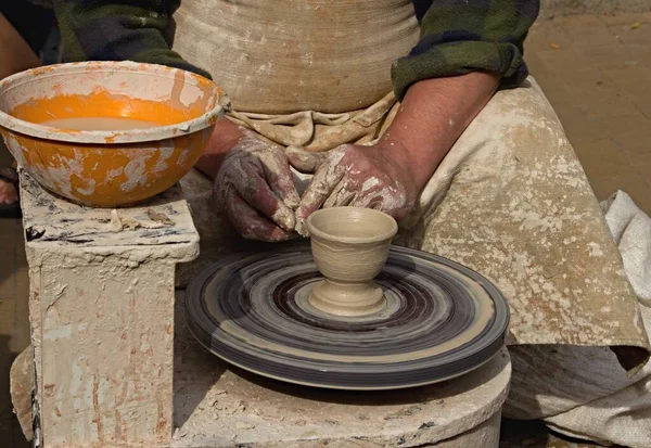 Mãos Oleiro Que Faz Pote Barro Uma Roda Cerâmica — Fotografia de Stock