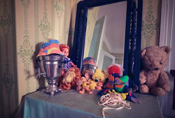 Маленька Дівчинка Плюшевим Ведмедем Кімнаті — стокове фото