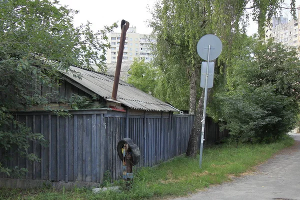 Vertikal Närbild Ett Gammalt Hus Med Häst — Stockfoto