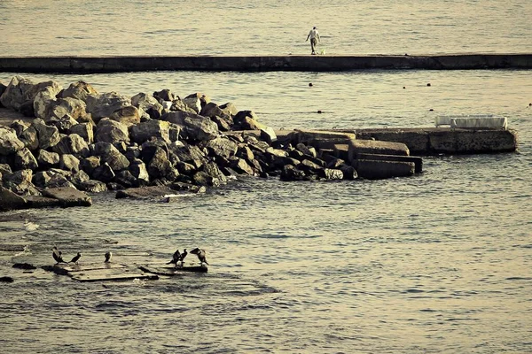 Homem Está Pescando Praia — Fotografia de Stock