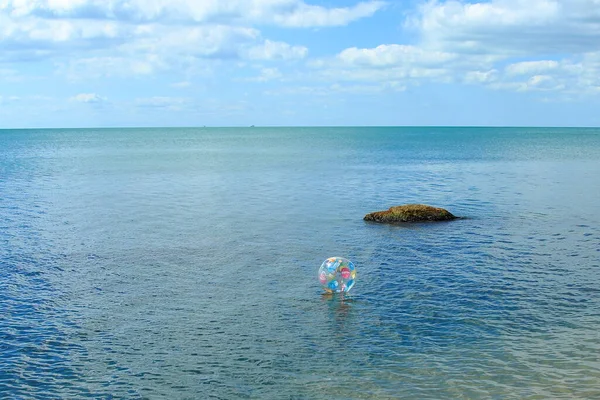 Una Joven Está Sentada Playa Mirando Mar — Foto de Stock