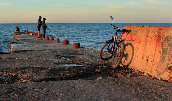 Casal Andar Bicicleta Praia Pôr Sol — Fotografia de Stock