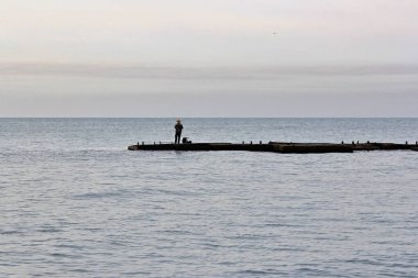 Sahilde bir balıkçı teknesi