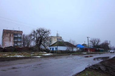 Şehirde terk edilmiş eski bir ev.