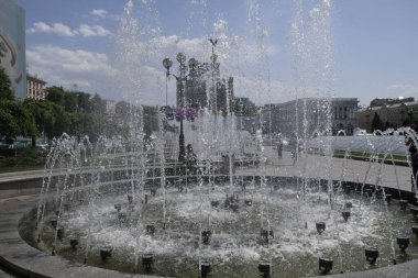 Parkın arka planındaki çeşme.