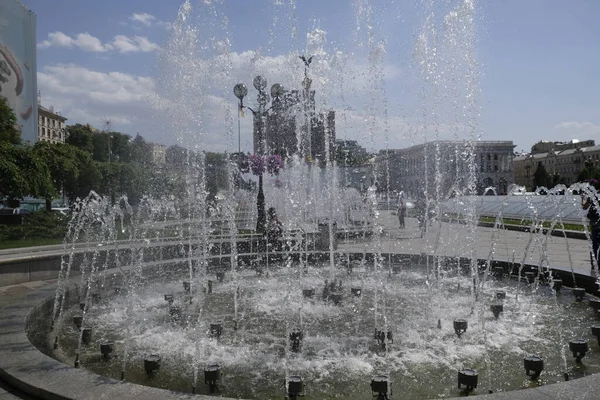 Parkın arka planındaki çeşme.