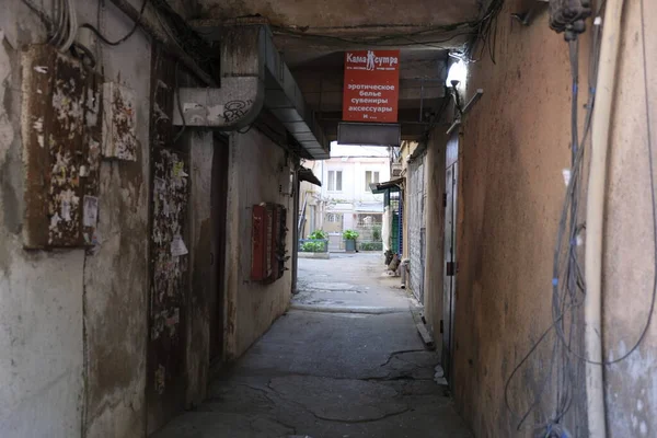 Şehirdeki terk edilmiş eski bina.