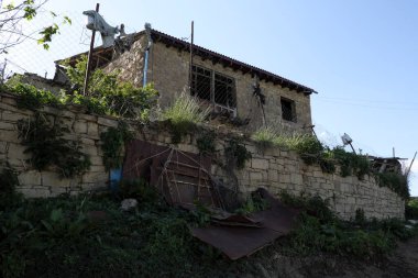 Köyde terk edilmiş bir bina.