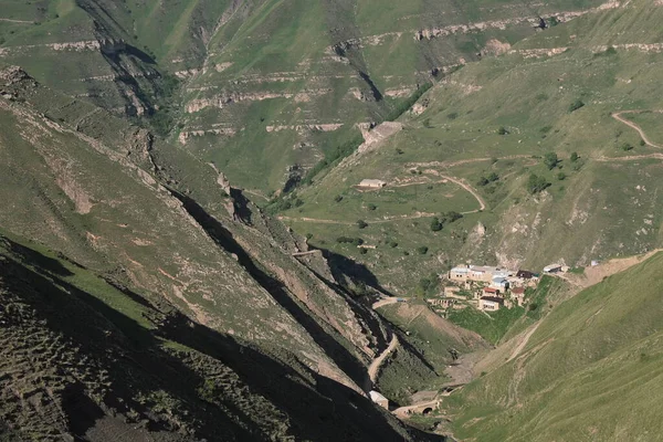Dağlardaki dağ vadisinin havadan görünüşü. Dağıstan