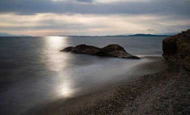 Deniz manzarası uzun pozlama tekniğiyle çekilmiştir. 
