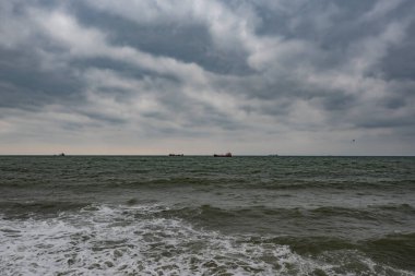 Dalgalı denizin güzel bulutlu fotoğrafı 