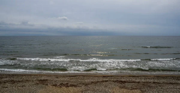 Bulutlu havada çekilen harika deniz manzarası