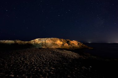 Deniz manzaralı fotoğraf geceleri uzun pozlama tekniğiyle çekilir. 