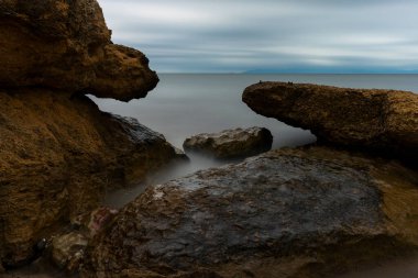 Denizde büyük kayalar uzun süre açıkta kalır.