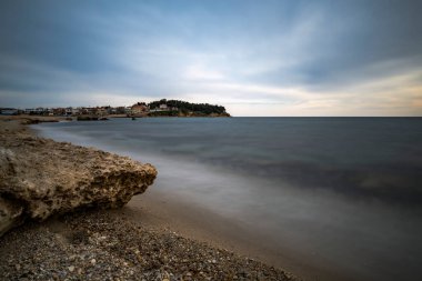 Gün batımında çekilen uzun pozlu deniz fotoğrafı Komotini Fanari plajında.