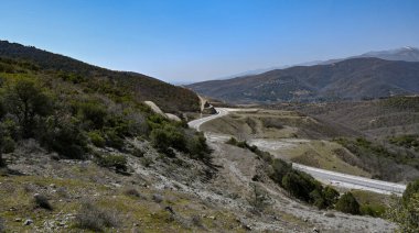 Dağların arasından yol manzarası