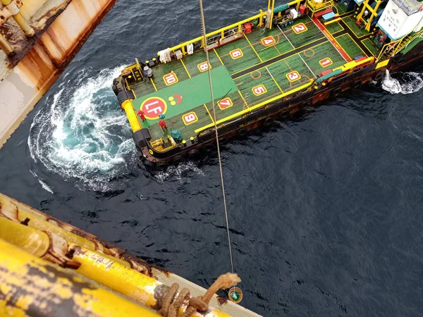 海上绿色海上补给船将物流转移到油气生产平台后的航拍图像 — 图库照片