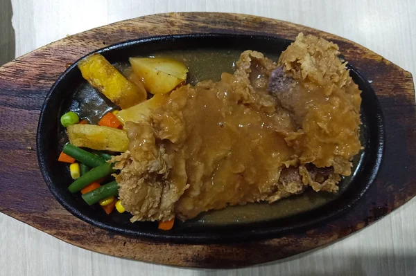 Kip Krokante Biefstuk Geserveerd Met Zwarte Pepersaus Groenten Maïs Aardappelen — Stockfoto