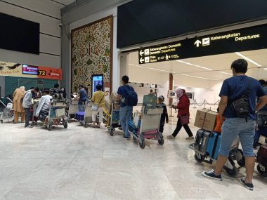 10 Mayıs 2022 - Cakarta, Endonezya: Cengkareng 'deki Soekarno hatta Havaalanı' nda yurt içi kontrol için bekleyen yolcu
