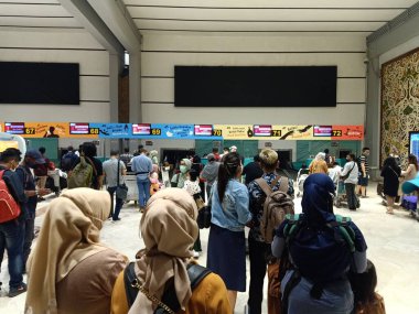 Yolcu, Cengkareng Soekarno hatta Havaalanı 'nda yurt içi kontrollerini bekliyor.