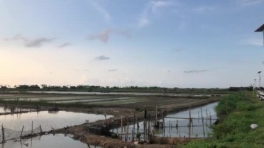 Geleneksel Endonezya tuz madenlerinin video görüntüsü