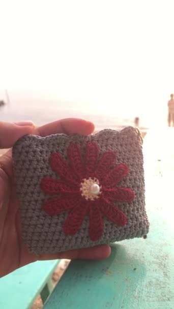 Sac Monnaie Tricoté Sur Plage Soir — Video