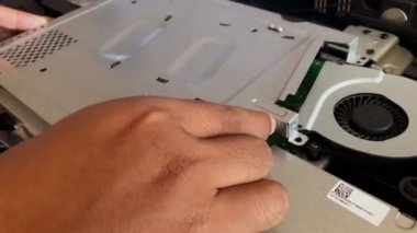 bir bilgisayar veya dizüstü bilgisayar bileşeninin kapağını aç