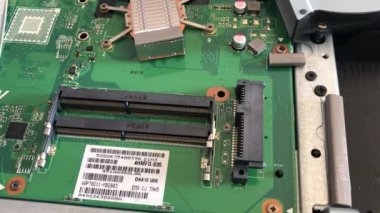 2 ram kapasiteli bir dizüstü bilgisayarda bir soket.