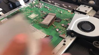 Dizüstü bilgisayar parçalarında şahmerdanı elle aç