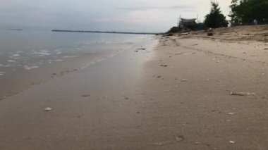 Kumsal atmosferi ve kumsalda oynamak.