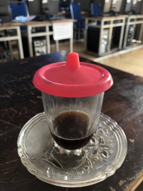 Bir fincan kahve ve çaydanlık.