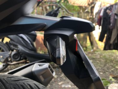 Sinyal ışıklarını döndür veya göstergeleri sağa veya sola döndür